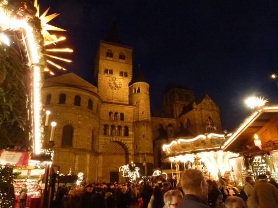 Dom mit Weihnachtsmarkt Dom mit Weihnachtsmarkt
